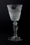 WS3621 Drinkglas met klassieke balusterstam en radgravure: afbeelding van een door twee paarden getrokken wagen met ...