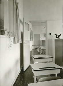 1112-5 Doorkijk in twee klaslokalen in de Christelijke en Openbare Lagere School te Domburg, ontworpen door architect ...