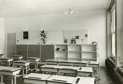 1112-6 Klaslokaal in de Christelijke en Openbare Lagere School te Domburg, ontworpen door architect A. Rothuizen