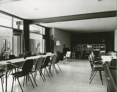 1122-3 Recreatiezaal in het rusthuis te Kortgene, ontworpen door architect P.J. 't Hooft, in opdracht van Stichting Het ...
