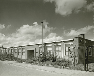 1129-1 Buitendienstgebouw van de PTT te Middelburg, ontworpen door architect P.J. 't Hooft, in opdracht van PTT Nederland