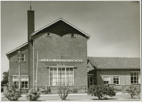 127-1 Landbouwhuishoudschool 'de Leeuwtjes' aan de Leeuwenlaan te Terneuzen, ontworpen door architect A. Rothuizen, in ...