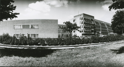 1545-4 Verzorgingstehuis, Van Dedemstraat 11 te Bergen op Zoom, ontworpen door de architecten P.J. 't Hooft en P.C. ...