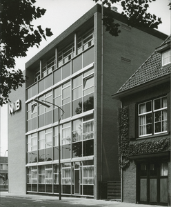 1643-3 Kantoor van de Nederlandse Middenstandsbank te Goes, ontworpen door architect P.J. 't Hooft, in opdracht van de ...