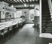 1667-3 Interieur van het café-restaurant in Steenstraat 1 te Hulst, na restauratie, onder leiding van architectenbureau ...