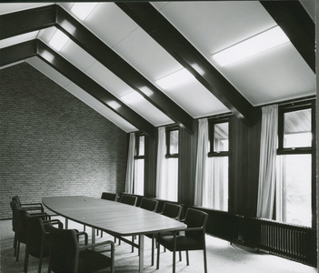 1894-4 Vergaderkamer in het kantoor van de Raiffeisenbank te Heinkenszand, ontworpen door architect J.D. Poley, in ...