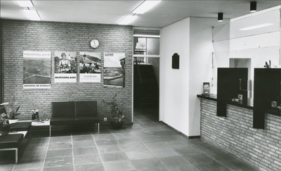 1894-5 Hal met loketten in het kantoor van de Raiffeisenbank te Heinkenszand, ontworpen door architect J.D. Poley, in ...
