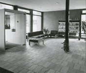 1913-3 Entree en hal in het kantoor van de Raiffeisenbank te Yerseke, na de verbouwing, ontworpen door architect J.D. ...