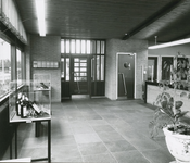 1970-1 Entree en hal in het postkantoor, Burg. Stemerdinglaan te Oost-Souburg, ontworpen door architect J.D. Poley, in ...