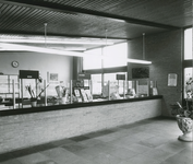 1970-4 Loketten in het postkantoor, Burg. Stemerdinglaan te Oost-Souburg, ontworpen door architect J.D. Poley, in ...