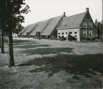 2267-1 Boerderij Veldzicht, Van Strienweg 4 te Oud-Sabbinge na de restauratie onder leiding van architectenbureau ...