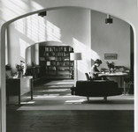 2377-5 Muziekbibliotheek in de Kloveniersdoelen te Middelburg, heringericht door architect P.C. Dekker, in opdracht van ...