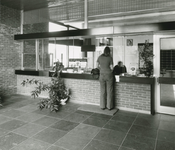 2385-6 Loketten in het postkantoor, Hoofdstraat 20 te Kruiningen, ontworpen door architect J.D. Poley, in opdracht van ...