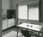 2385-9 Keuken in het postkantoor Hoofdstraat 20 te Kruiningen, ontworpen door architect J.D. Poley, in opdracht van PTT ...