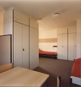 2400-76 Slaapkamer in Psychiatrisch Ziekenhuis Zeeland, Oostmolenweg 101 te Kloetinge, ontworpen door de architecten ...