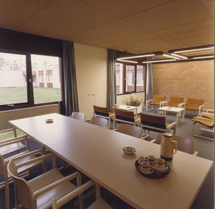 2400-82 Ruimte in Psychiatrisch Ziekenhuis Zeeland, Oostmolenweg 101 te Kloetinge, ontworpen door de architecten Houst ...
