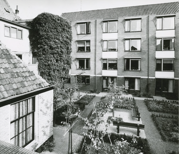 2465-2 Achterzijde bejaardentehuis Groenmarkt 8 te Gorinchem ontworpen door architect J.D. Poley in opdracht van ...