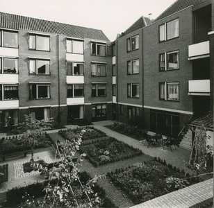 2465-3 Achterzijde bejaardentehuis Groenmarkt 8 te Gorinchem ontworpen door architect J.D. Poley in opdracht van ...