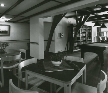 2465-8 Recreatiezaal in bejaardentehuis Groenmarkt 8 te Gorinchem ontworpen door architect J.D. Poley in opdracht van ...