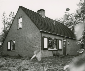 2481-1 Woning, Putseweg Zuid te Hoogerheide, ontworpen door architect J.D. Poley, in opdracht van mevrouw ...