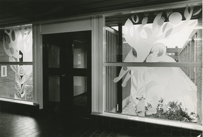 2548-5 Entree met kunstwerk in de ramen in de Oranje Nassauschool voor Christelijke MAVO aan de Oranjelaan te ...