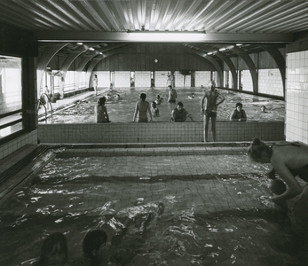 2604-7 Zwembad in recreatiepark De Roompot, Mariapolderseweg 1 te Kamperland, ontworpen door architect C.J. Keulemans, ...