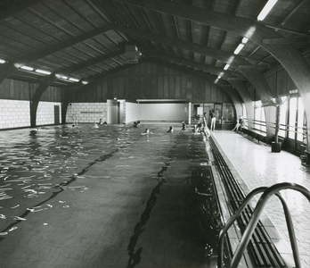 2604-8 Zwembad in recreatiepark De Roompot, Mariapolderseweg 1 te Kamperland, ontworpen door architect C.J. Keulemans, ...
