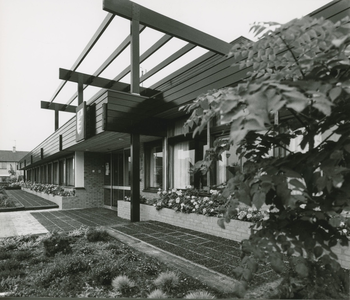 2665-4 Gemeentehuis van Bruinisse aan de Grevelingenstraat te Bruinisse, ontworpen door architectenbureau Rothuizen 't Hooft