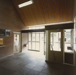 2747-6 Entree en hal in postkantoor, Dubbele Poort 3 te Hulst, ontworpen door architect J.D. Poley, in opdracht van PTT ...