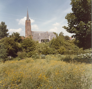 2793-27 Gezicht vanaf de kasteelberg te Nisse op de Nederlandse Hervormde kerk en de voormalige boerderij, Dorpslein ...