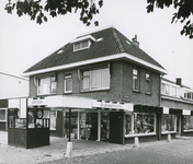 2837-1 Drukwerkwinkel Pitman, Oostwal 21 te Goes, ontworpen door architectenbureau Rothuizen 't Hooft, in opdracht van ...