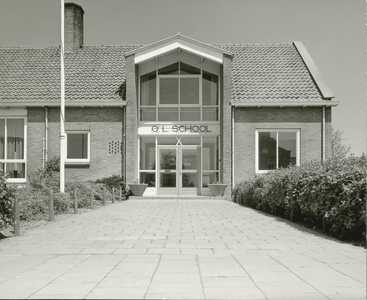 2852-1 Openbare lagere school, Weststraat 26 te Nieuwerkerk, ontworpen door architectenbureau Rothuizen't Hooft in ...