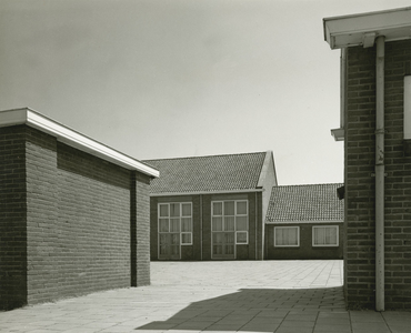 2852-3 Openbare Lagere school, Weststraat 26 te Nieuwerkerk, ontworpen door architectenbureau Rothuizen't Hooft in ...