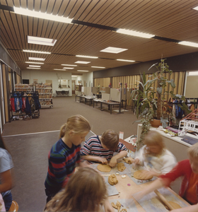 2852-4 Kinderen aan het kleien in de gemeenschappelijke ruimte Openbare Lagere school, Weststraat 26 te Nieuwerkerk, ...