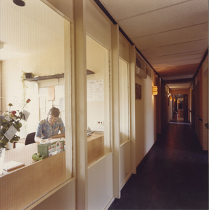 3018-6 Gang met kantoor in verpleegtehuis Der Boede, Ter Poorteweg 15 te Koudekerke, verbouwd naar ontwerp van de ...