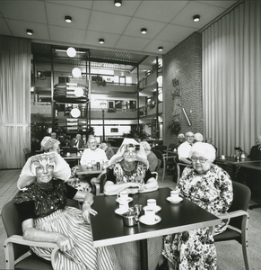 3070-19 Bewoners drinken koffie in de recreatiezaal van bejaardencentrum Mariaoord, Maarten Broersweg 42 te Hansweert, ...