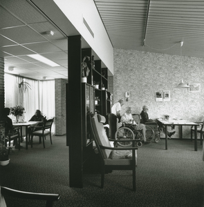 3088-21 Woonkamer in verpleeghuis Corneliastichting, Emil Sandstromweg 2 te Zierikzee, ontworpen door architect P.C. ...