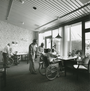 3088-22 Woonkamer in verpleeghuis Corneliastichting, Emil Sandstromweg 2 te Zierikzee, ontworpen door architect P.C. ...