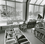 3289-2 Kinderhoek in de Openbare bibliotheek, Oostwal 34 te Goes, ontworpen door architect J.D. Poley, in opdracht van ...