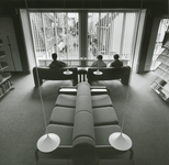 3289-3 Zitje in de Openbare bibliotheek, Oostwal 34 te Goes, ontworpen door architect J.D. Poley, in opdracht van de ...