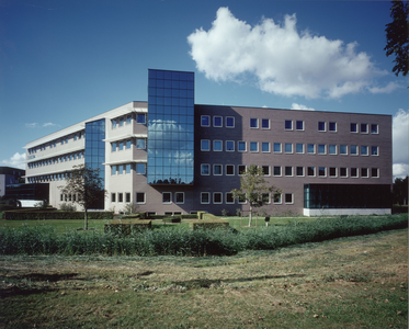 3535-13 Kantoor van ZLM Verzekeringen, Cereshof 2 te Goes, ontworpen door architecten J.D. Poley en B. Westenburger, in ...