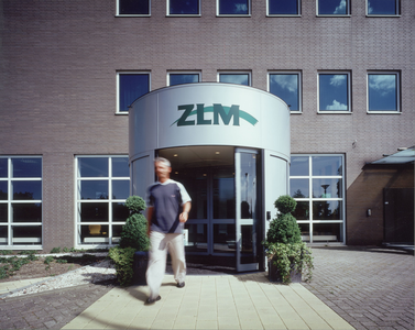 3535-15 Ingang kantoor van ZLM Verzekeringen, Cereshof 2 te Goes, ontworpen door architecten J.D. Poley en B. ...