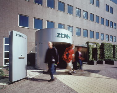 3535-16 Ingang kantoor van ZLM Verzekeringen, Cereshof 2 te Goes, ontworpen door architecten J.D. Poley en B. ...