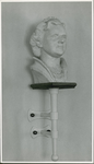 359-6 Buste van koningin Juliana in het door architectenbureau Rothuizen 't Hooft ontworpen gemeentehuis van Biervliet, ...