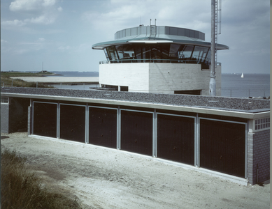 3800-5 Verkeerspost Rijkswaterstaat aan de oostelijke havendam van het kanaal door Zuid-Beveland, ontwerpen door de ...