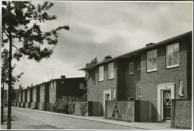 507-2 112 woonhuizen in de wijk Griffioen te Middelburg, ontworpen door architect A. Rothuizen, in opdracht van de ...