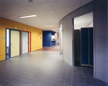 5526-6 Gang in het schoolgebouw ROC Westerschelde, Vlietstraat 11a te Terneuzen, ontworpen door architect B. Westenburger