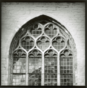 5540-2 Detail venster Grote Kerk, Nederlandse Hervormde kerk te Tholen, gerestaureerd onder leiding van ...