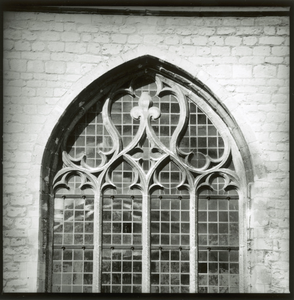 5540-3 Detail venster Grote Kerk, Nederlandse Hervormde kerk te Tholen, gerestaureerd onder leiding van ...