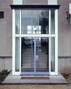 5704-2 Voordeur kantoor van Innovatiecentrum Syntens te Vlissingen, ontworpen door architect B. Westenburger